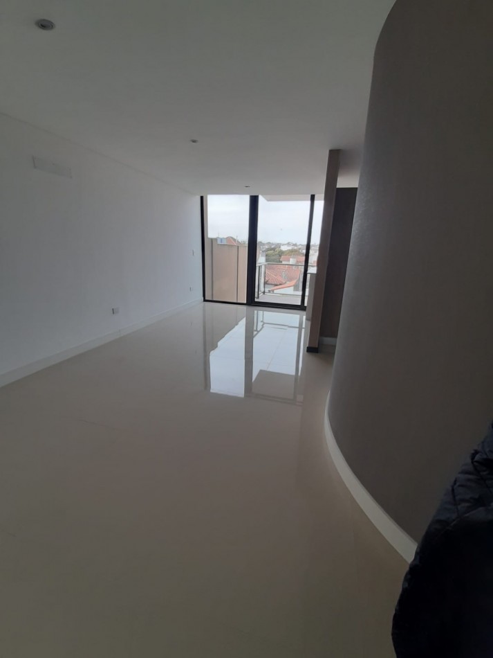 VENTA - Depto 2 ambientes con cochera a estrenar - Zona La Rioja y Matheu