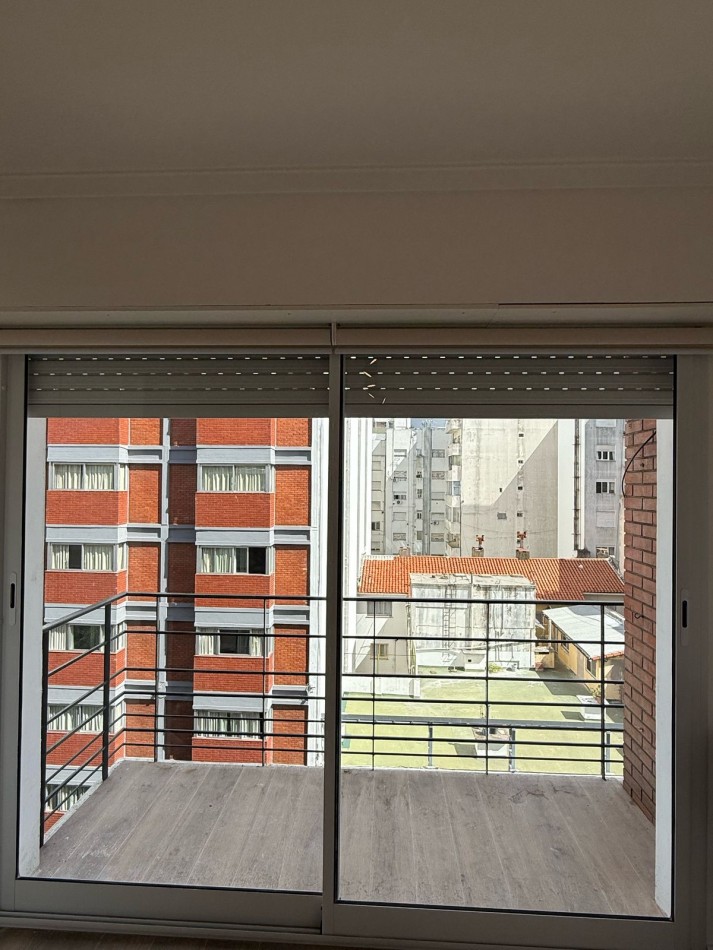 DEPARTAMENTO 2 AMBIENTES CON BALCON SALIENTE A LA CALLE EN PLAZA COLON