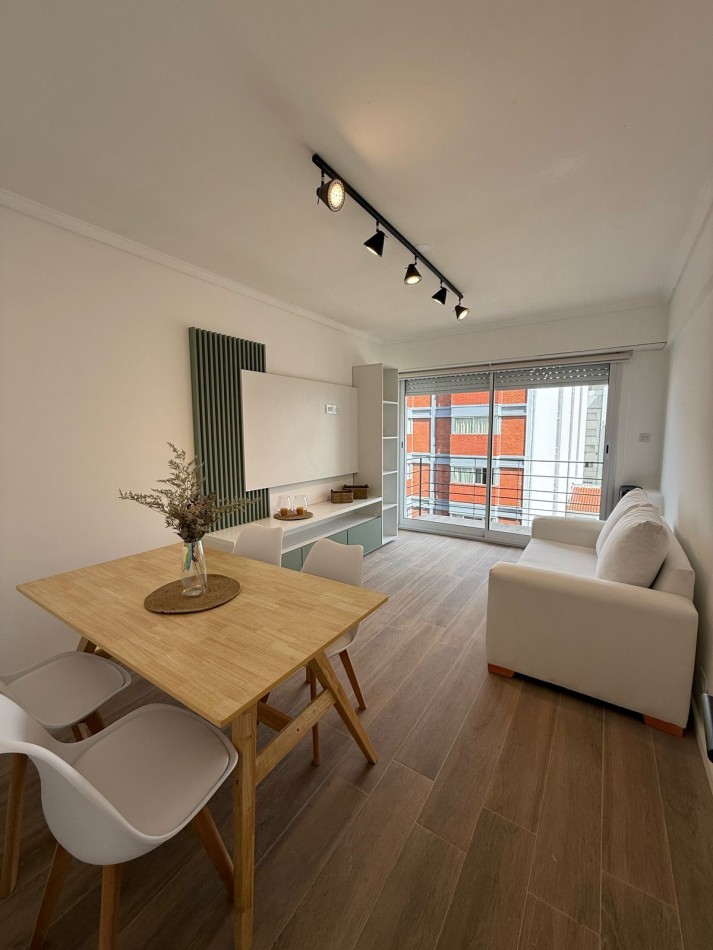 DEPARTAMENTO 2 AMBIENTES CON BALCON SALIENTE A LA CALLE EN PLAZA COLON