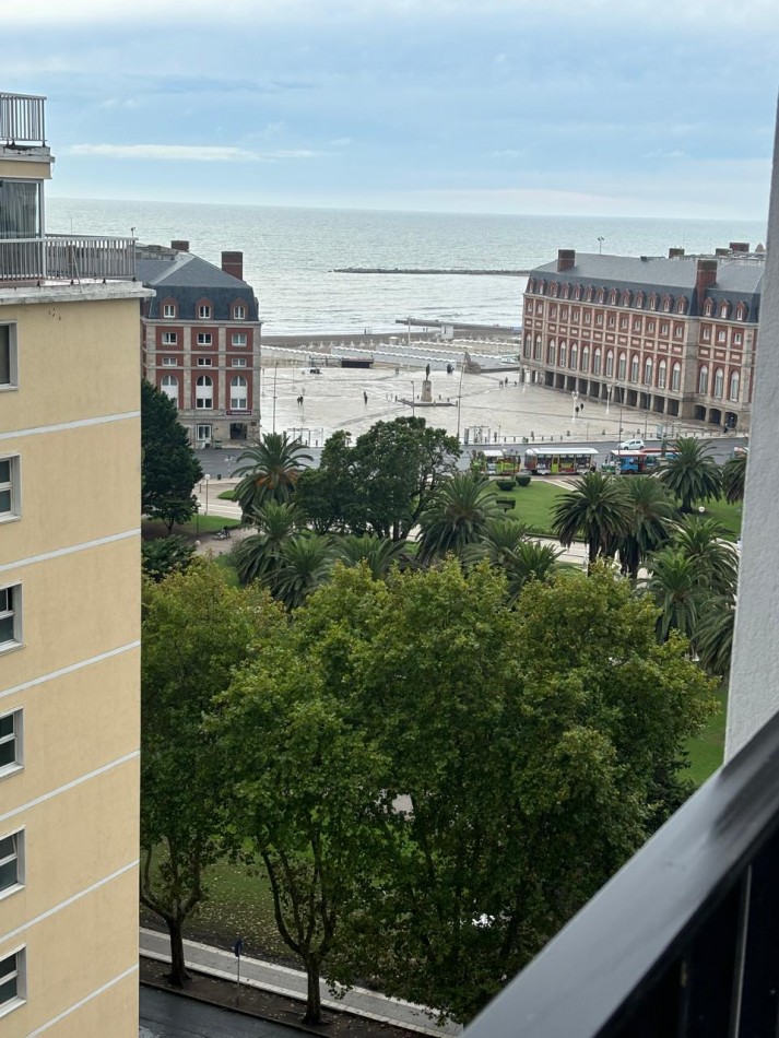DEPARTAMENTO 2 AMB A LA CALLE CON BALCON FRANCES, DEPENDENCIA DE SERVICIO Y VISTA LATERAL AL MAR EN PLAZA COLON