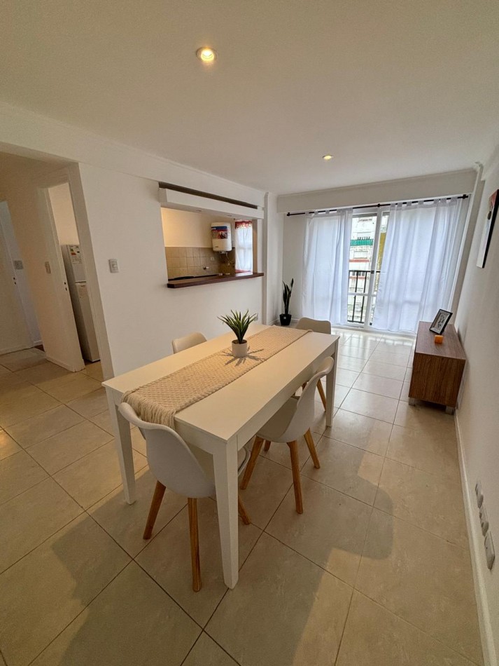 DEPARTAMENTO 2 AMB A LA CALLE CON BALCON FRANCES, DEPENDENCIA DE SERVICIO Y VISTA LATERAL AL MAR EN PLAZA COLON