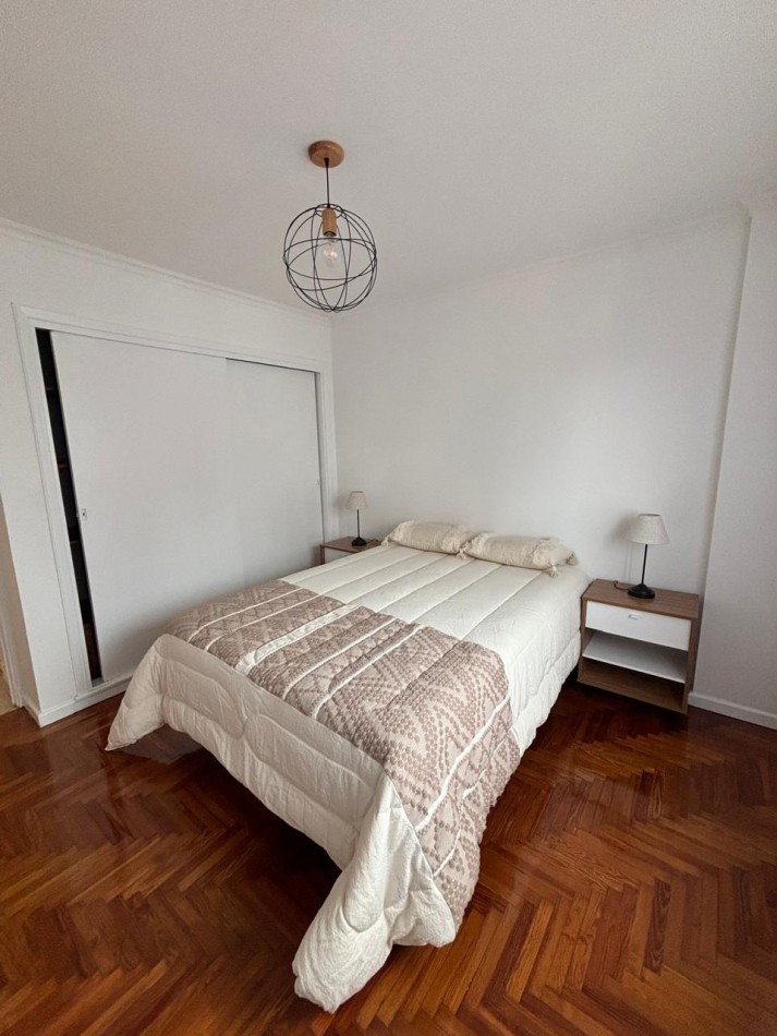DEPARTAMENTO 2 AMB A LA CALLE CON BALCON FRANCES, DEPENDENCIA DE SERVICIO Y VISTA LATERAL AL MAR EN PLAZA COLON