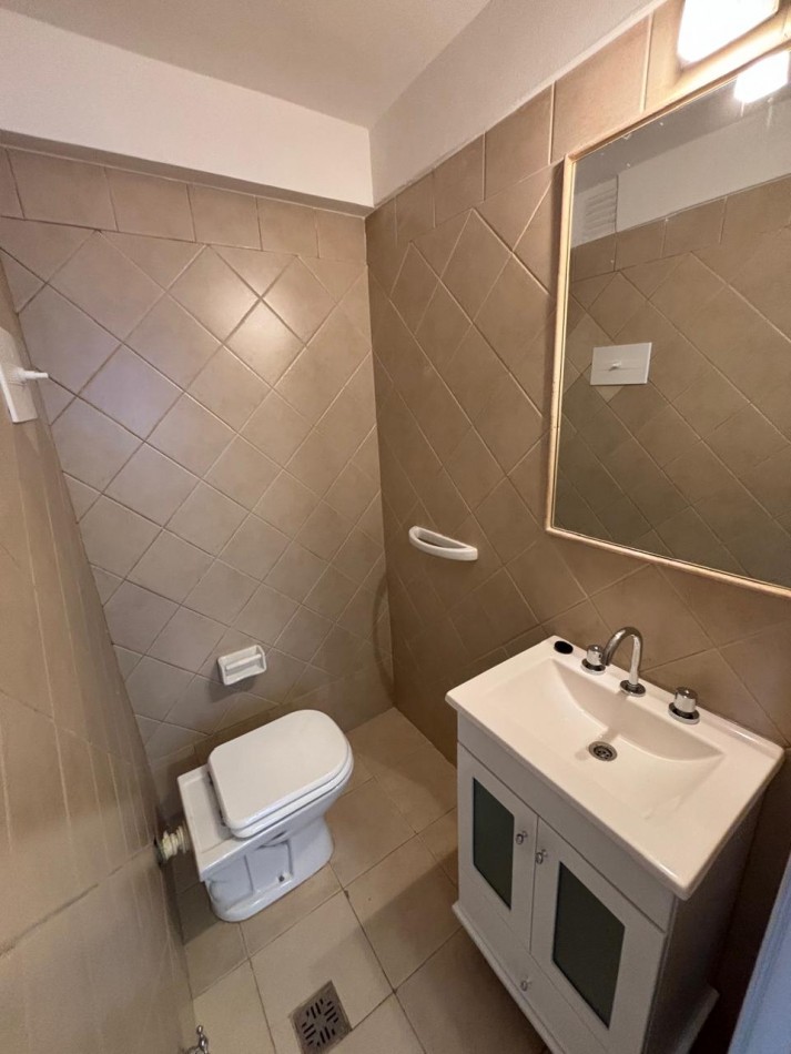 DEPARTAMENTO 2 AMB A LA CALLE CON BALCON FRANCES, DEPENDENCIA DE SERVICIO Y VISTA LATERAL AL MAR EN PLAZA COLON