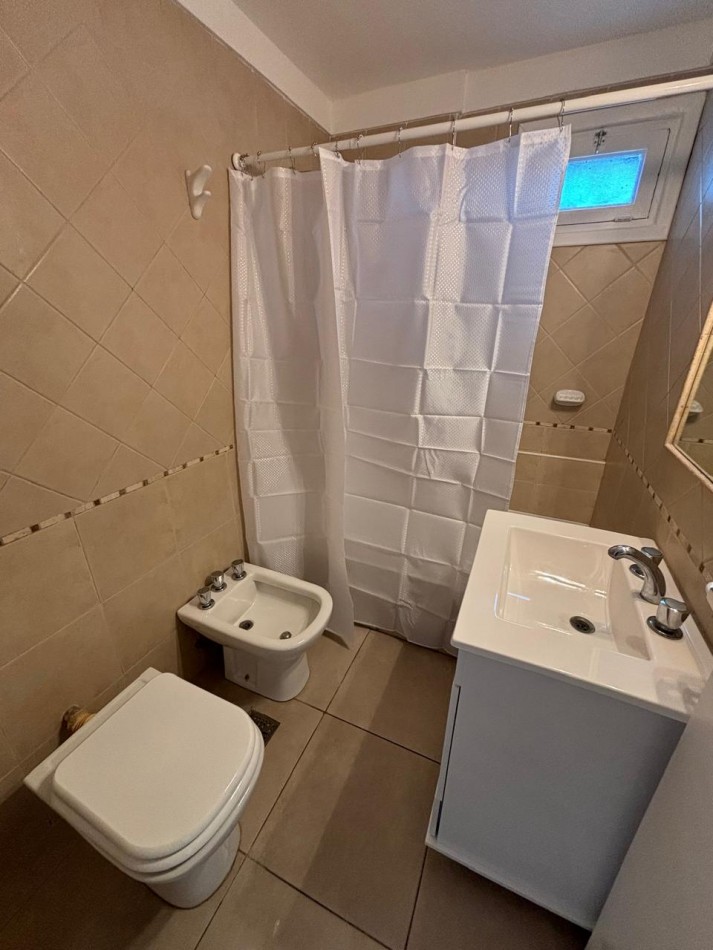 DEPARTAMENTO 2 AMB A LA CALLE CON BALCON FRANCES, DEPENDENCIA DE SERVICIO Y VISTA LATERAL AL MAR EN PLAZA COLON