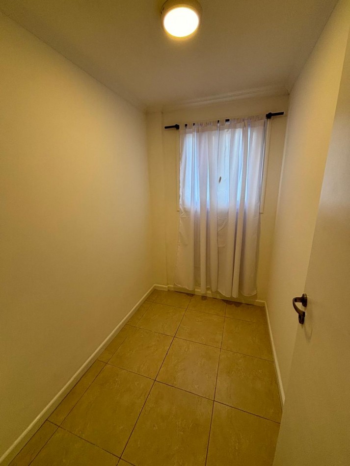 DEPARTAMENTO 2 AMB A LA CALLE CON BALCON FRANCES, DEPENDENCIA DE SERVICIO Y VISTA LATERAL AL MAR EN PLAZA COLON
