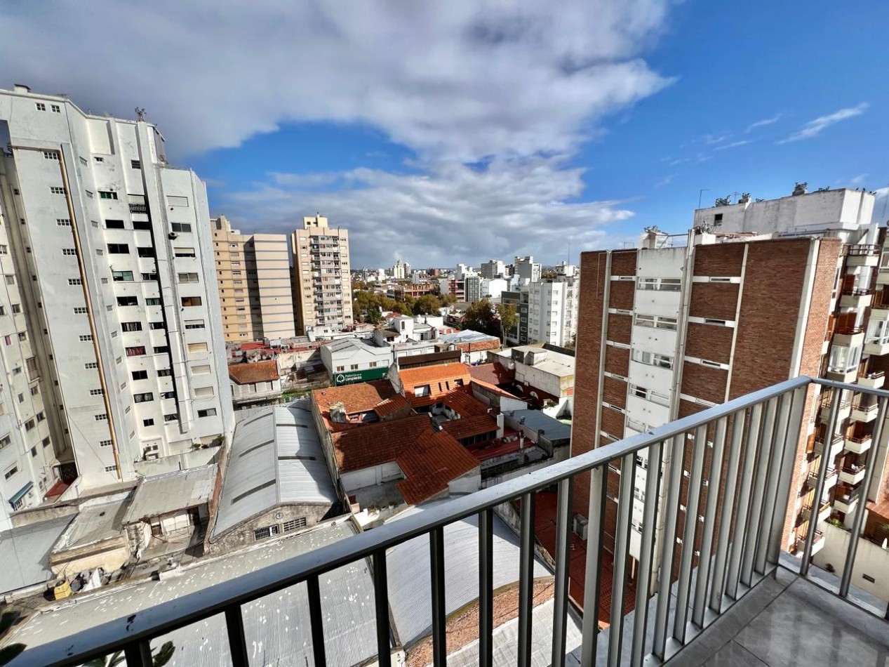 DEPARTAMENTO 3 AMBIENTES LATERAL CON BALCON SALIENTE