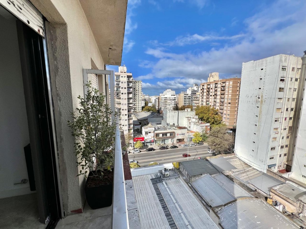DEPARTAMENTO 3 AMBIENTES LATERAL CON BALCON SALIENTE