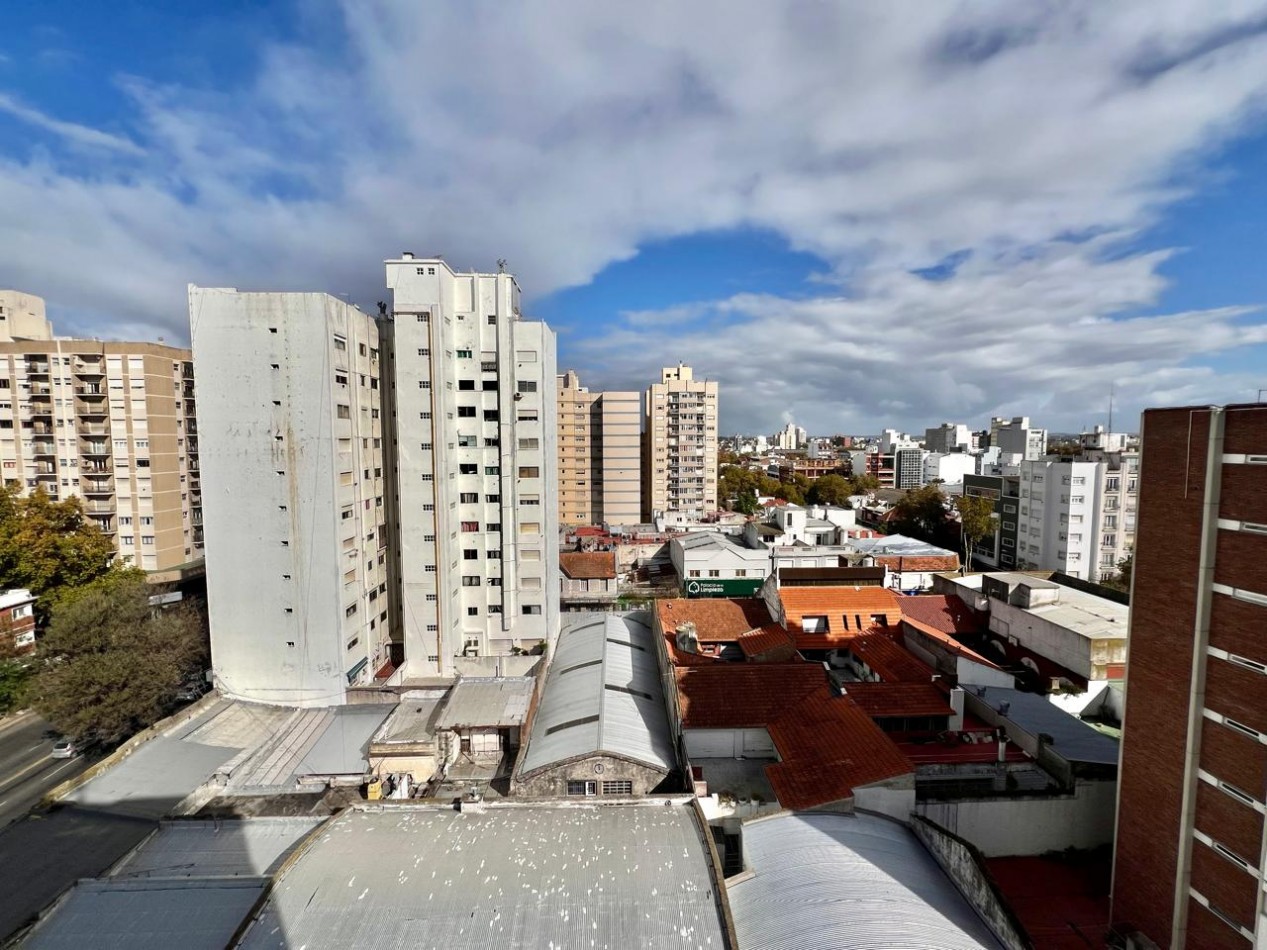 DEPARTAMENTO 3 AMBIENTES LATERAL CON BALCON SALIENTE