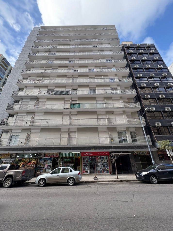 DEPARTAMENTO DE 2 AMBIENTES CON BALCON SALIENTE A LA CALLE. APTO CREDITO