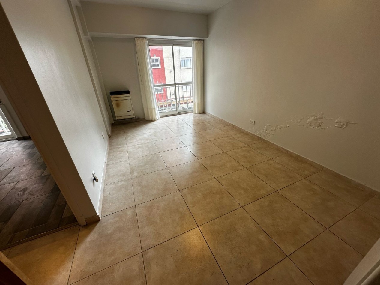 DEPARTAMENTO DE 2 AMBIENTES CON BALCON SALIENTE A LA CALLE. APTO CREDITO