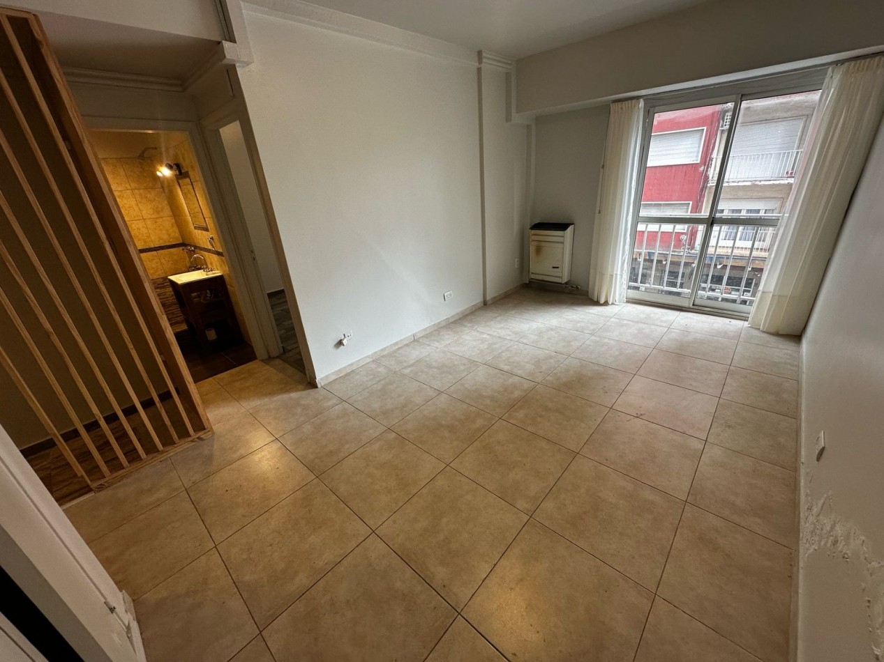 DEPARTAMENTO DE 2 AMBIENTES CON BALCON SALIENTE A LA CALLE. APTO CREDITO