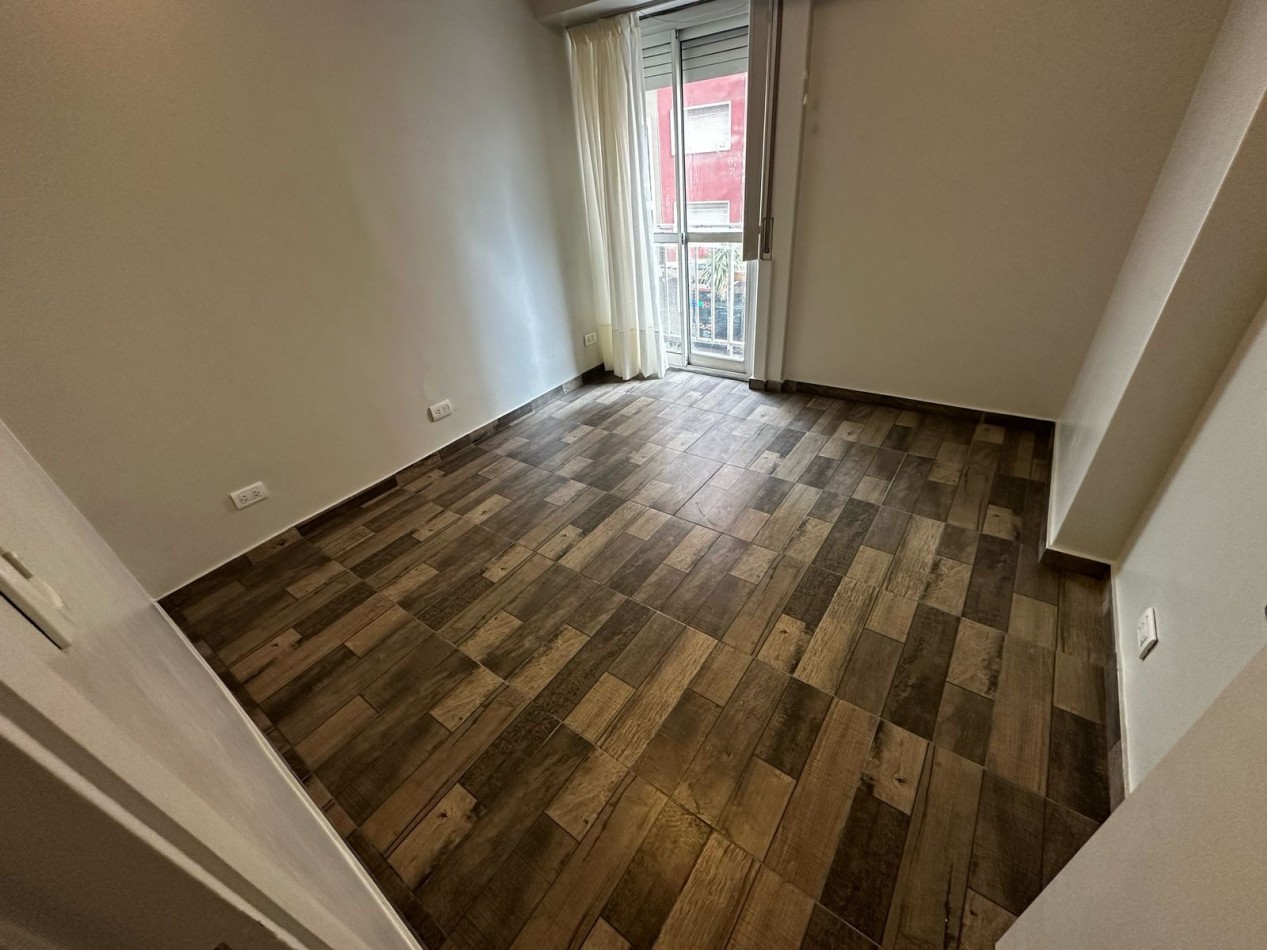 DEPARTAMENTO DE 2 AMBIENTES CON BALCON SALIENTE A LA CALLE. APTO CREDITO