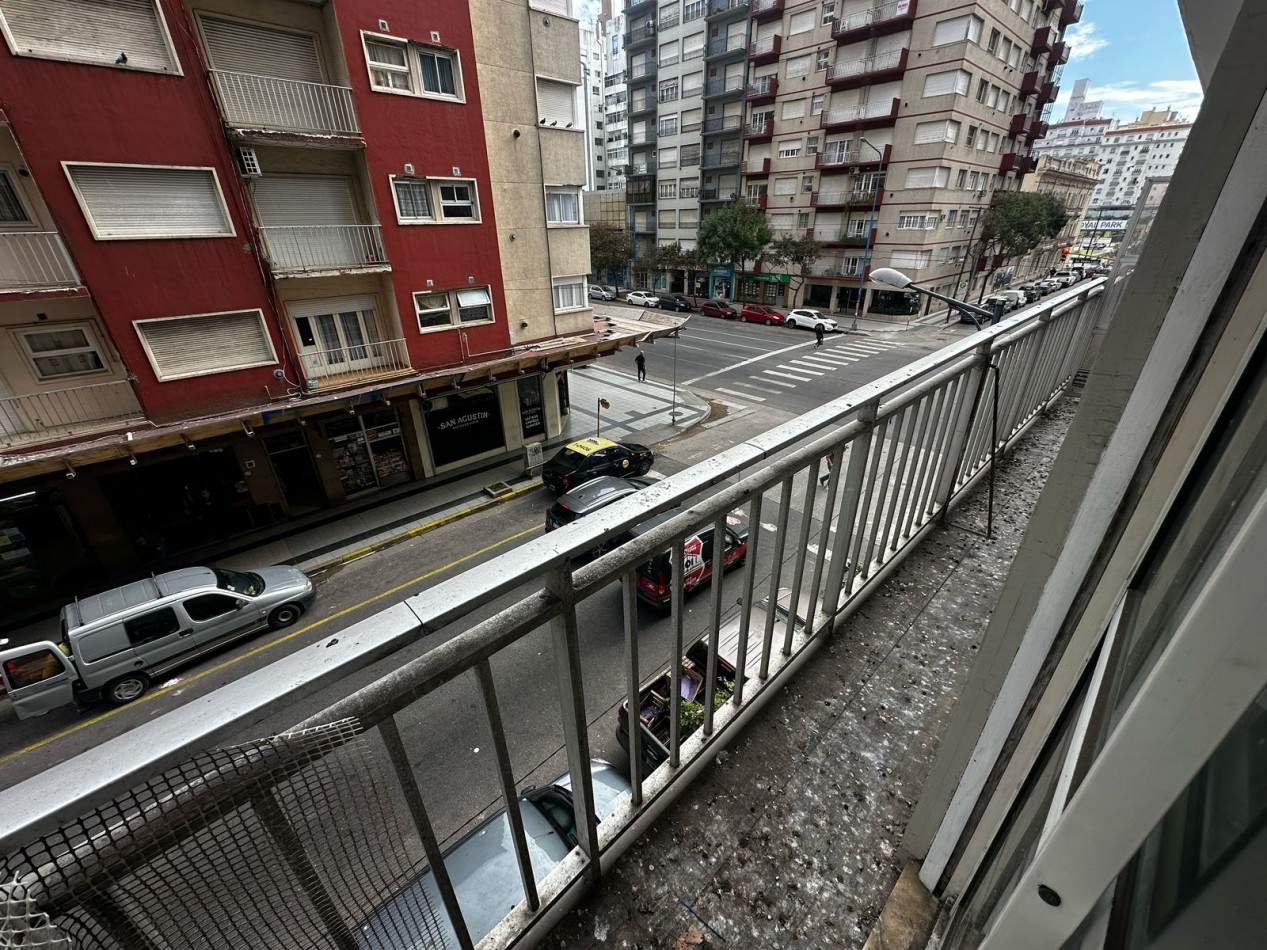 DEPARTAMENTO DE 2 AMBIENTES CON BALCON SALIENTE A LA CALLE. APTO CREDITO