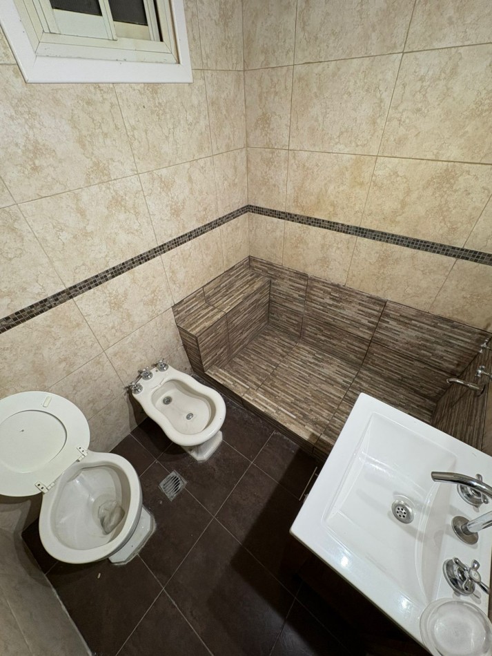 DEPARTAMENTO DE 2 AMBIENTES CON BALCON SALIENTE A LA CALLE. APTO CREDITO