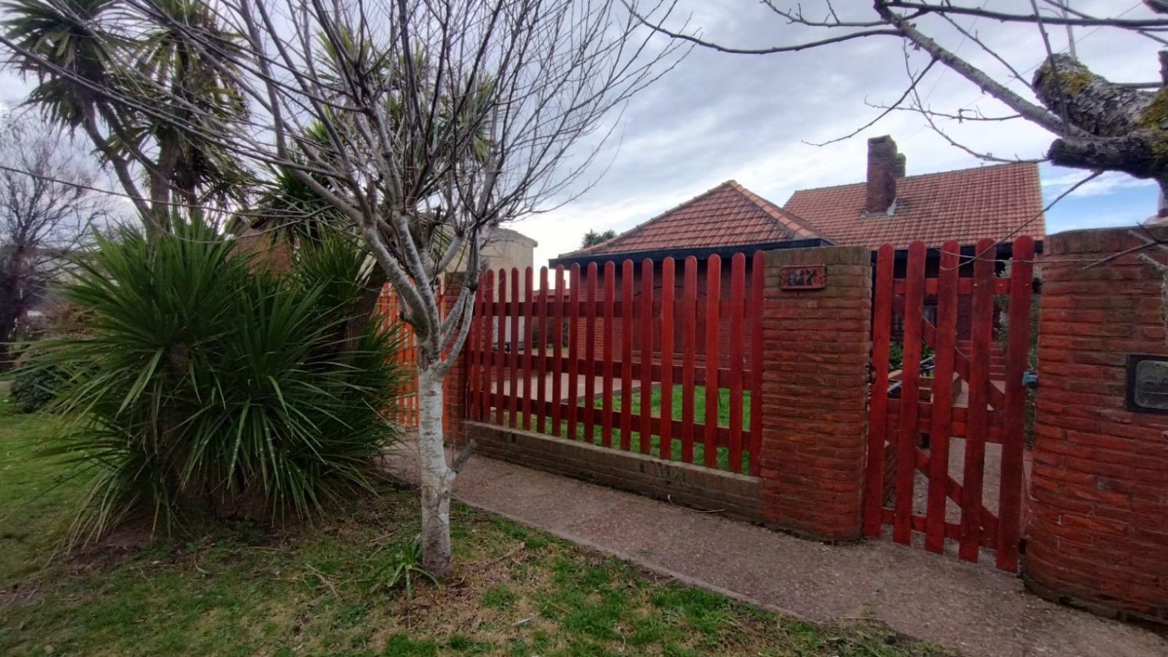 OPORTUNIDAD CHALET 5 AMBIENTES EN SANTA CLARA DEL MAR CON GRAN PARQUE A 100 METROS DEL MAR - QUINCHO/COCHERA DOBLE/LAVADERO/DEPENDENCIA/DOBLE LOTE