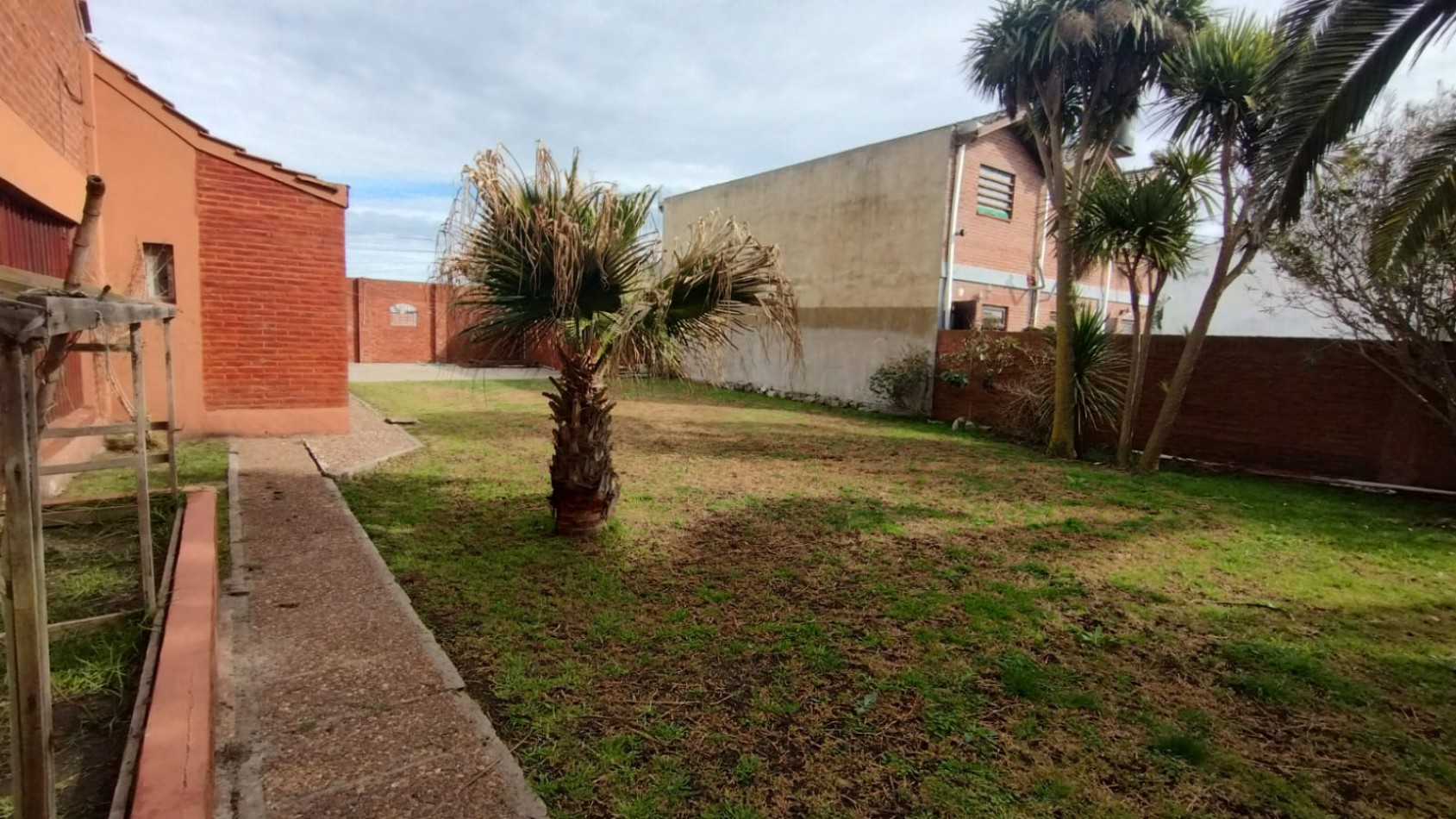 OPORTUNIDAD CHALET 5 AMBIENTES EN SANTA CLARA DEL MAR CON GRAN PARQUE A 100 METROS DEL MAR - QUINCHO/COCHERA DOBLE/LAVADERO/DEPENDENCIA/DOBLE LOTE
