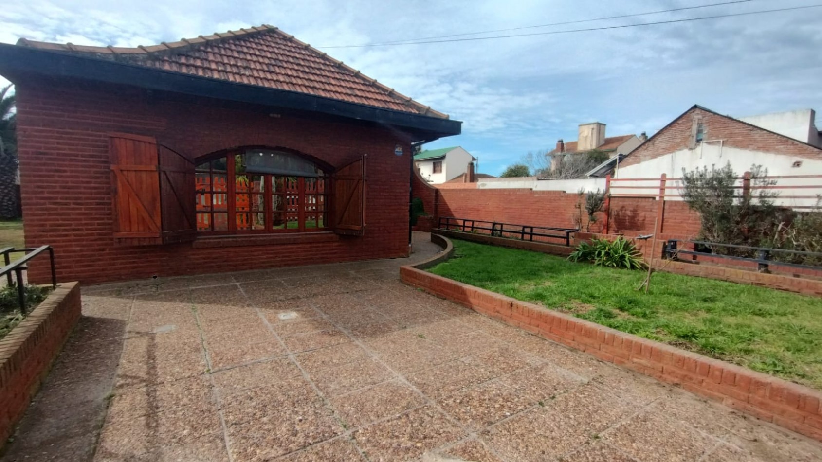 OPORTUNIDAD CHALET 5 AMBIENTES EN SANTA CLARA DEL MAR CON GRAN PARQUE A 100 METROS DEL MAR - QUINCHO/COCHERA DOBLE/LAVADERO/DEPENDENCIA/DOBLE LOTE