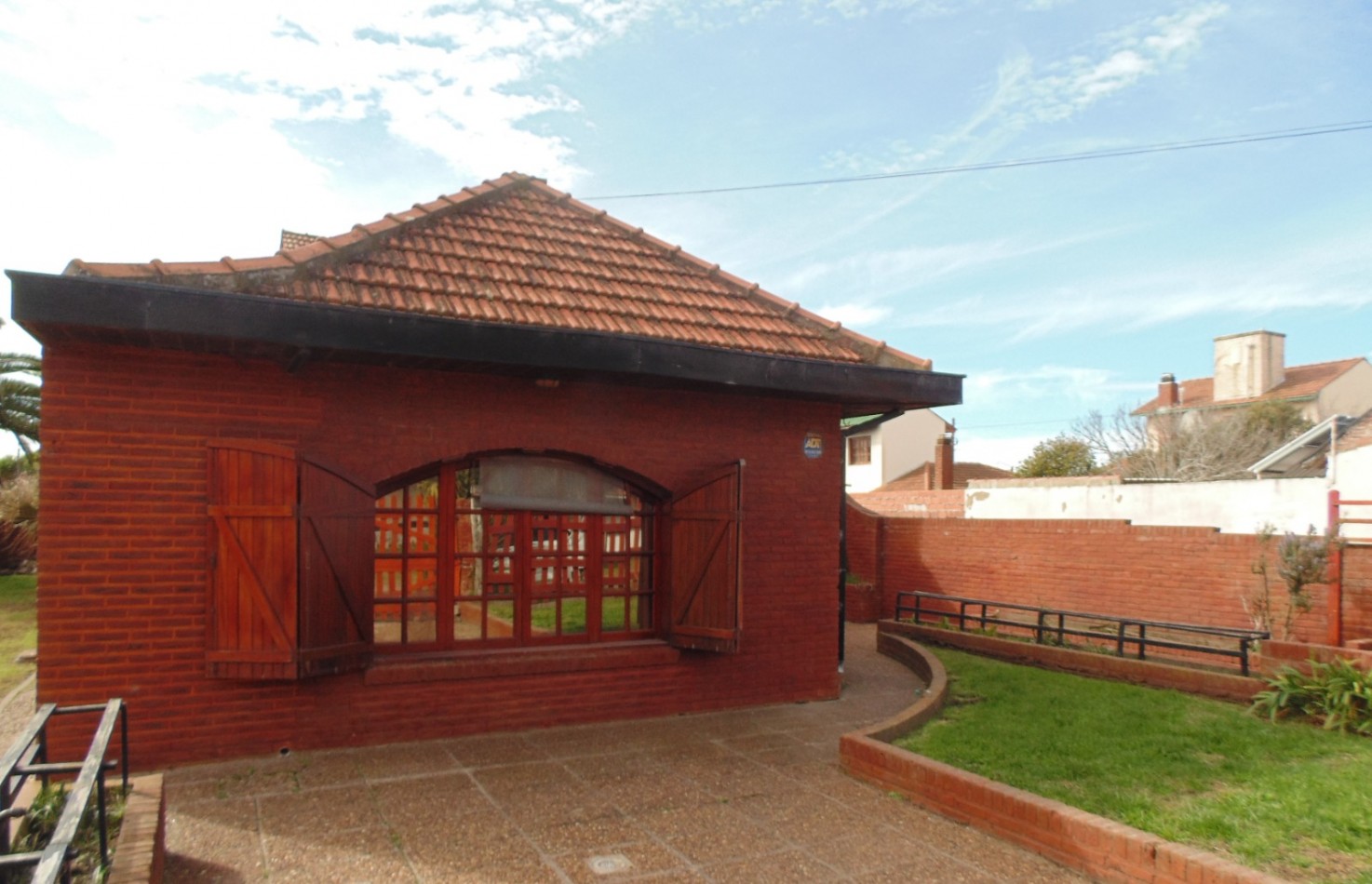 OPORTUNIDAD CHALET 5 AMBIENTES EN SANTA CLARA DEL MAR CON GRAN PARQUE A 100 METROS DEL MAR - QUINCHO/COCHERA DOBLE/LAVADERO/DEPENDENCIA/DOBLE LOTE