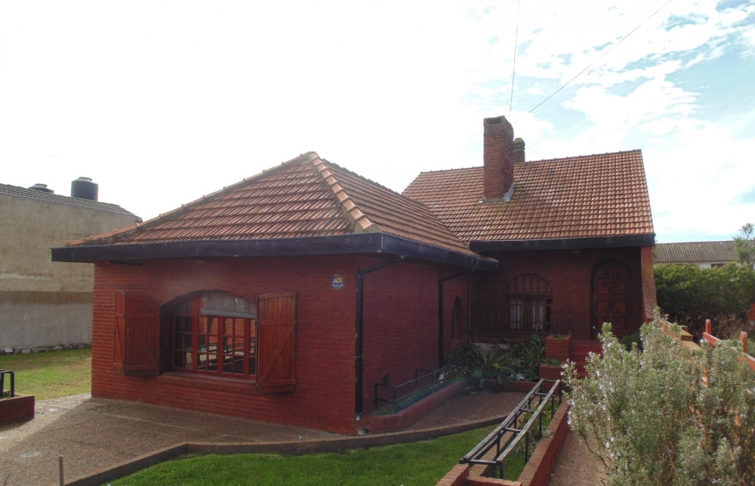 OPORTUNIDAD CHALET 5 AMBIENTES EN SANTA CLARA DEL MAR CON GRAN PARQUE A 100 METROS DEL MAR - QUINCHO/COCHERA DOBLE/LAVADERO/DEPENDENCIA/DOBLE LOTE