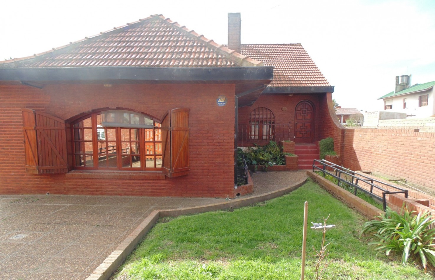 OPORTUNIDAD CHALET 5 AMBIENTES EN SANTA CLARA DEL MAR CON GRAN PARQUE A 100 METROS DEL MAR - QUINCHO/COCHERA DOBLE/LAVADERO/DEPENDENCIA/DOBLE LOTE