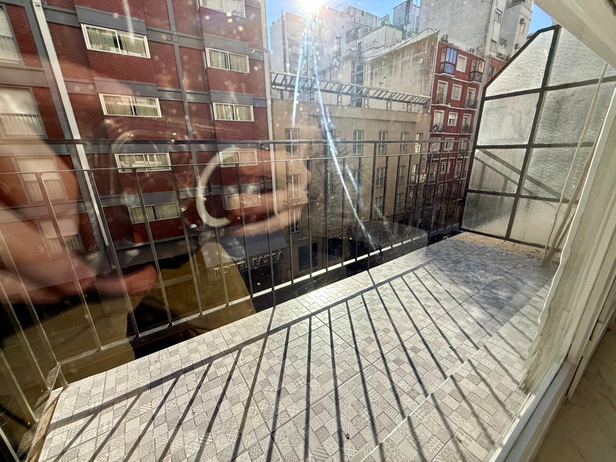 DEPARTAMENTO DE 2 AMBIENTES RECICLADO Y AMOBLADO CON BALCON A LA CALLE - ZONA CENTRO