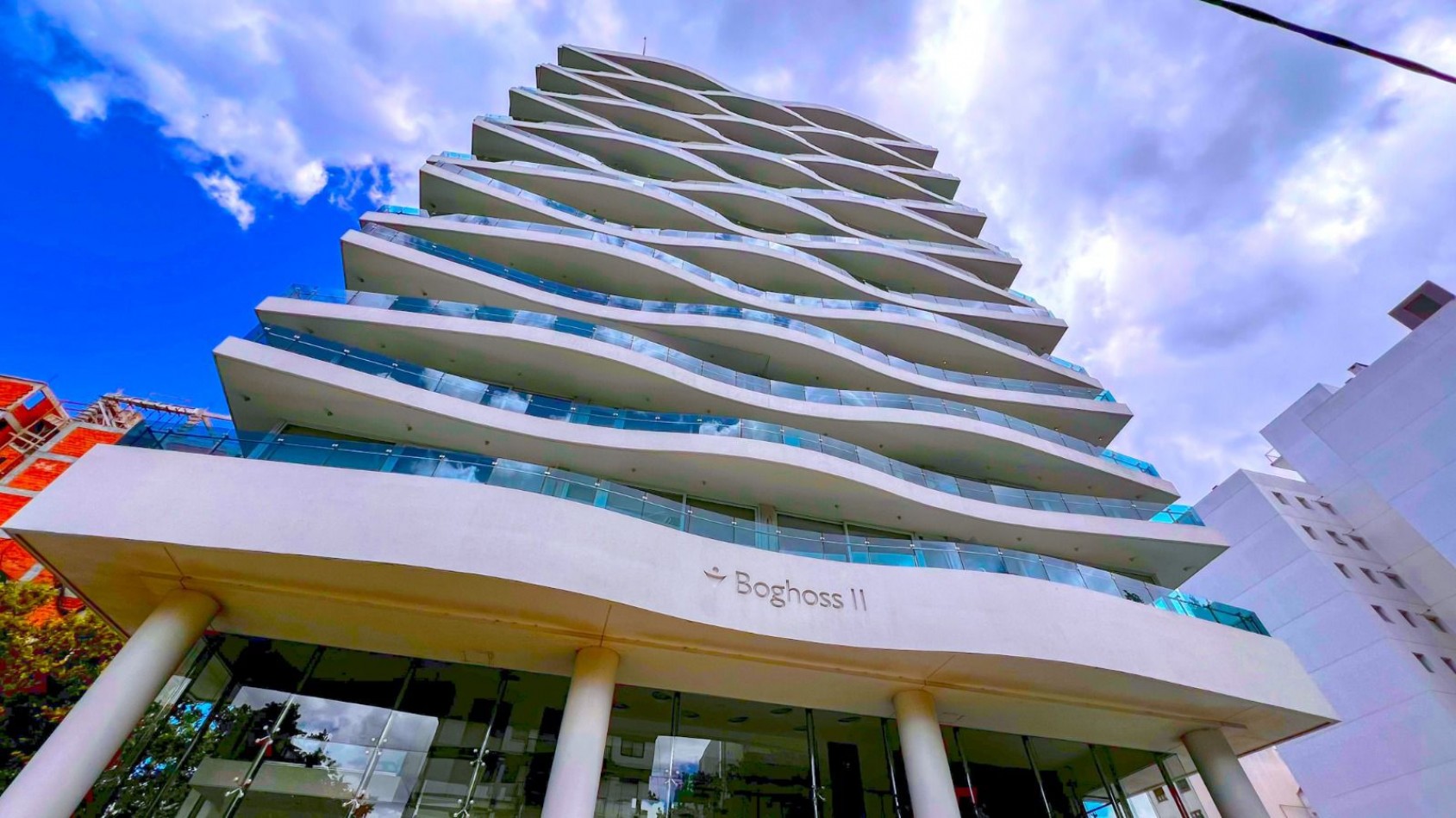 3 AMBIENTES DE CATEGORIA CON COCHERA EN EL EMBLEMATICO EDIFICIO BOGHOSS II 