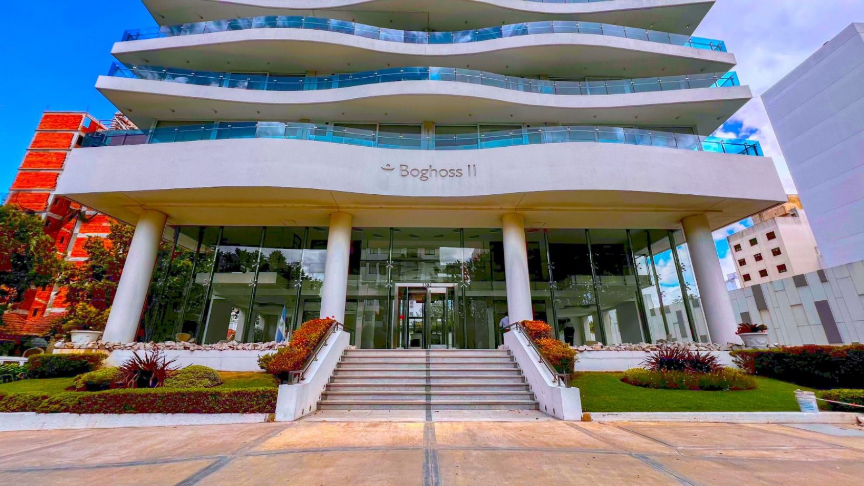 3 AMBIENTES DE CATEGORIA CON COCHERA EN EL EMBLEMATICO EDIFICIO BOGHOSS II 